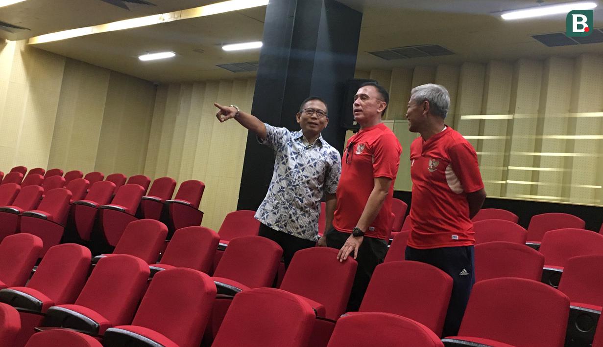 Ketua umum PSSI, Mochamad Iriawan, saat melakukan inspeksi ke Stadion Utama Gelora Bung Karno (SUGBK), Jakarta, Jumat (6/3/2020). Inspeksi tersebut untuk mengecek kesiapan SUGBK menjadi venue Piala Dunia U-20 2021. (Bola.com/Benediktus Gerendo Pradigdo)