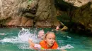 Mereka juga berenang di salah satu objek air terjun yang memang terkenal di sana. Melaney menceritakan suasana dingin yang  mereka rasakan saat itu. (Instagram/melaney_ricardo)