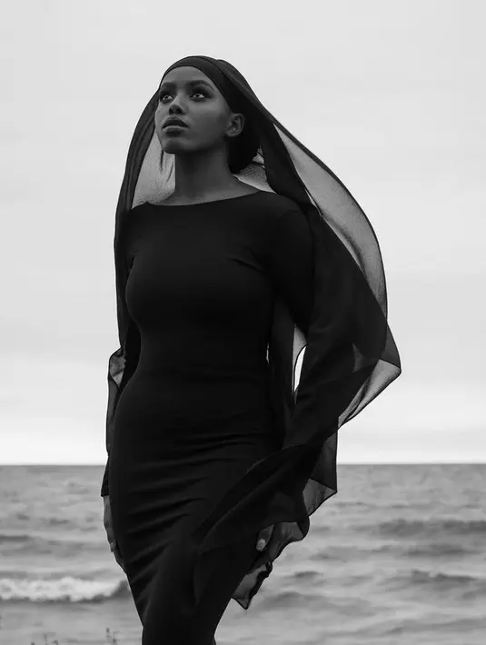 “I hope this inspires young hijabi girls and reminds them that they can dream as big as they aspire,” tulisnya di Instagram. (Instagram/khadija.omarr).