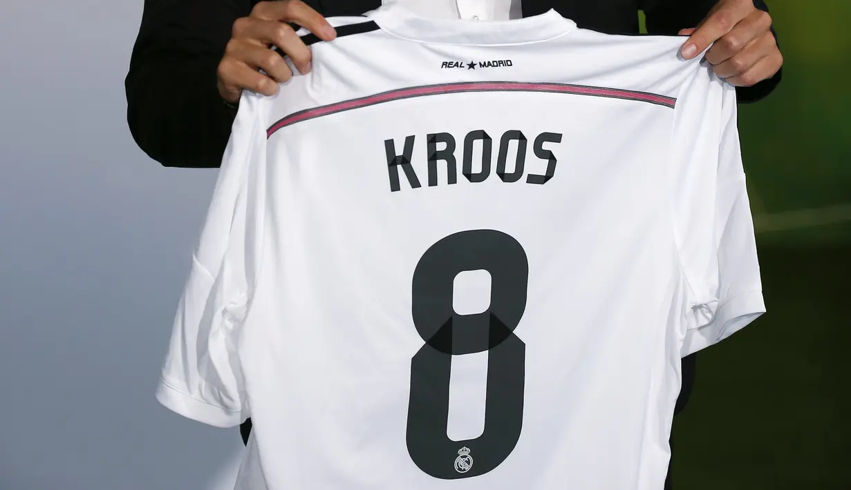 Gelandang berusia 24 tahun itu mengenakan jersey nomor 8 di Real Madrid, Kamis (17/7/14). (REUTERS/Andrea Comas)