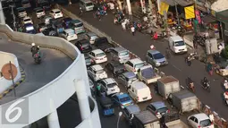 Sejumlah kendaraan terjebak kemacetan di kawasan Tanah Abang, Jakarta, Jumat (16/9). Kurangnya pengawasan membuat kawasan tersebut kembali semrawut akibat banyaknya PKL serta angkutan umum yang mengetem sembarangan. (Liputan6.com/Immanuel Antonius)
