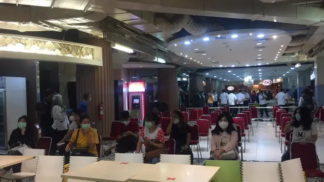 Antrean pedagang penerima vaksin Covid-19 di lantai 8 Pasar Tanah Abang