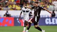 Santiago Gimenez dari Meksiko menendang bola pada babak pertama pada pertandingan Grup D CONMEBOL Copa America 2024 antara Meksiko dan Ekuador di State Farm Stadium pada 30 Juni 2024 di Glendale, Arizona. Omar Vega/Getty Images/AFP