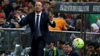 Pelatih Rafael Benitez memberikan instruksi kepada anak asuhnya dalam lanjutan liga Spanyol di Vicente Calderon stadium in Madrid, Senin (05/10/2015). Atletico vs Madrid seri 1-1. (REUTERS/Andrea Comas)