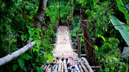 Penampakan jembatan bambu yang menghubungkan Kampung Bambon, Jakarta Selatan dan Kelapa Dua Depok, Depok, Jumat (13/3/2015). Kondisi jembatan sangat memprihatinkan dan bisa membayakan penggunanya. (Liputan6.com/Yoppy Renato)