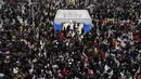 Suasana saat calon penumpang menunggu kereta di sebuah stasiun di Hangzhou, Provinsi Zhejiang, China, Minggu (10/2). Jutaan warga China mulai kembali bekerja setelah menghabiskan liburan Tahun Baru Imlek di kampung halaman. (Chinatopix via AP)