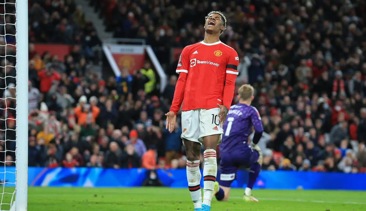 Di awal babak kedua di menit ke-53 lagi-lagi Marcus Rashford memperoleh peluang mencetak gol. Kali ini ia gagal meanfaatkan umpan silang Jadon Sancho meski sudah berdiri bebas di depan gawang Middlesbrough. (AFP/Lindsey Parnaby)