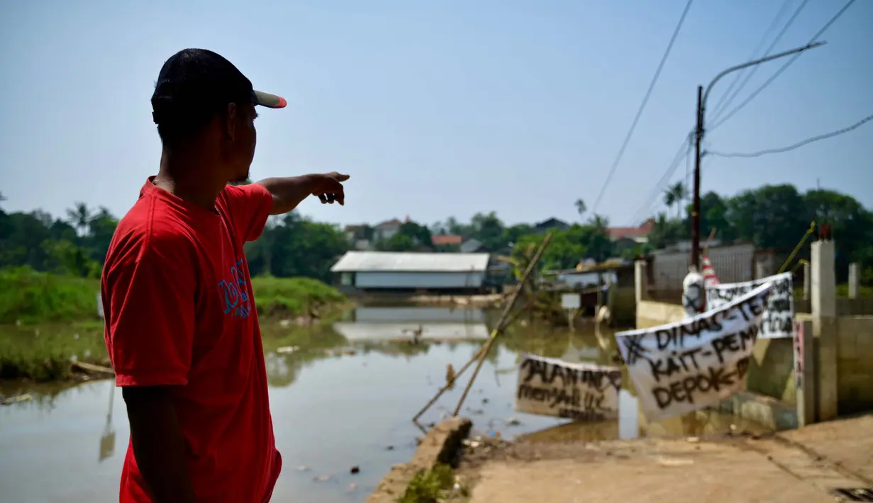 Ranting pohon dan material sampah lainnya longsor menutup aliran Kali Pesanggrahan. (BAY ISMOYO/AFP