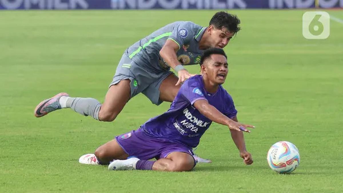 Persebaya Surabaya selamat dari kekalahan saat bertanding melawan Persita Tangerang di lanjutan BRI Liga 1 2023/2024. Bermain di Stadion Indomilk Arena, Tangerang, pada Jumat (23/2/2024), Tim Bajul Ijo, julukan persebaya, berhasil menahan imbang Persita 
