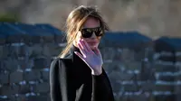 Ibu Negara AS, Melania Trump melambaikan tangan ke arah fotografer ketika mengunjungi Tembok Besar China di Beijing, 10 November 2017. Melania Trump berada di Beijing, China dalam kunjungan kenegaraan. (AP Photo/Ng Han Guan)