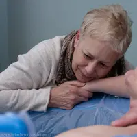 Mengharukan, para ibu ini bantu anaknya yang tengah berjuang untuk melahirkan. (Via: boredpanda.com)