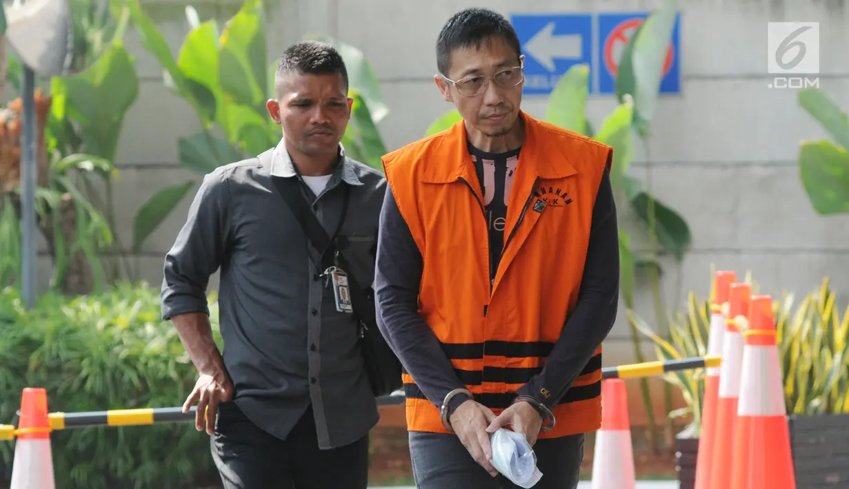 Pengusaha Sendy Pericho (depan) tiba untuk pemeriksaan di Gedung KPK, Jakarta, Senin (8/7/2019). Sendy Pericho diperiksa sebagai tersangka kasus dugaan suap pengurusan pengurangan tuntutan pidana terdakwa penipuan investasi yang disidangkan Kejati DKI di PN Jakarta Barat. (merdeka.com/Dwi Narwoko)