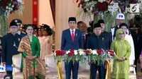 Lihat di sini gaya kompak antara Iriana Jokowi dengan Mufidah Kalla saat upacara penurunan bendera pusaka.