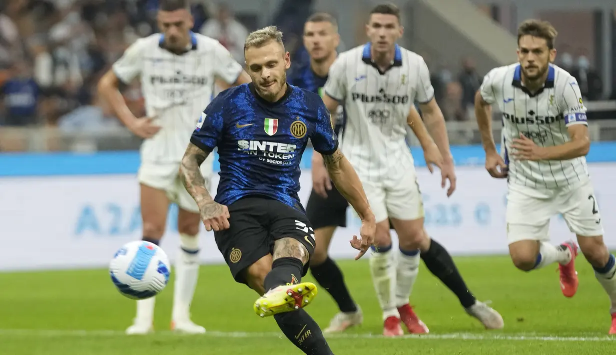 Inter Milan gagal memanfaatkan peluang emas untuk unggul 3-2 saat mendapat hadiah penalti pada menit ke-86. Eksekusi yang dilakukan Federico Dimarco masih membentur tiang gawang. (AP/Luca Bruno)