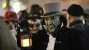 Orang-orang yang mengenakan kostum menakutkan berpartisipasi dalam Zombie Walk dan Parade Halloween tahunan di Essen, Jerman, Minggu (31/10/2021). Setiap 31 Oktober sebagian masyarakat dunia ikut memeriahkan perayaan Halloween. (AP Photo/Martin Meissner)
