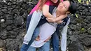 Menggendong Frislly Herlind, Keisha Alvaro yang mengunggah potretnya ini dalam media sosial Instagram pun mendapat banyak sekali tanggapan. Jarang unggah potret mesra bersama seorang wanita, potretnya ini menuai banyak sorotan. (Liputan6.com/IG/@kiesha.alvaro)