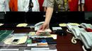 Petugas memperlihatkan sejumlah barang bukti pengungkapan penipuan online menggunakan VOIP diperlihatkan saat rilis di Mapolda Metro Jaya, Jakarta, Senin (1/2/2016). Polisi menahan 9 WNA serta 1 WNI dalam kasus ini. (Liputan6.com/Helmi Fithriansyah)