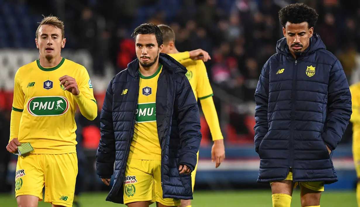 Para pemain FC Nantes tampak lesu usai ditaklukkan Paris Saint-Germain (PSG) pada laga semifinal Piala Prancis 2019 di Stadion Parc des Princes, Rabu (3/4). PSG menang 3-0 atas FC Nantes. (AFP/Franck Fife)
