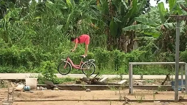 Sambil Atraksi, Ini 7 Potret Nyeleneh Orang saat Naik Sepeda Kocak