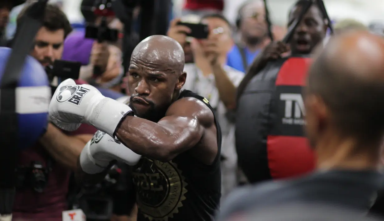 Ekspresi petinju Floyd Mayweather Jr saat melakukan latihan di Mayweather Boxing Club, Las Vegas, Nevada (10/8). Pertarungan bertajuk “Fight of the Year” tersebut dijadwalkan bakal berlangsung di T-Mobile Arena, Las Vegas. (AFP Photo/John Gurzinski)