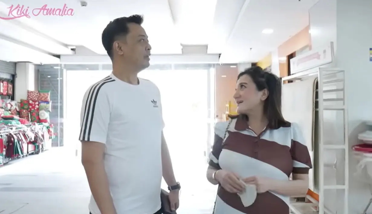 Kiki Amalia mendampingi sang suami yang sedang mencari barang elektronik untuk keperluan pekerjaannya. Perut Kiki tampak makin besar. [Youtube/Kiki Amalia]