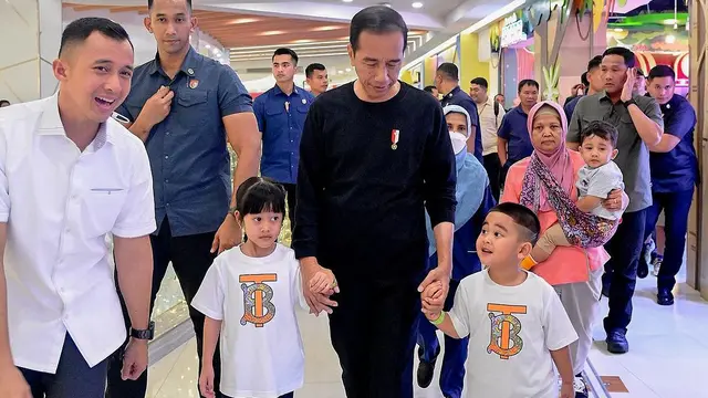 Potret Presiden Jokowi bersama cucu-cucunya (Sumber: Instagram/@bobbynst)