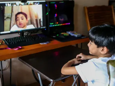 Grayson Lucas yang berusia lima tahun mengikuti kelas daring di rumah pada hari pertama sekolah di Manila, Filipina, pada 5 Oktober 2020. Sekolah-sekolah di Filipina dibuka dengan kegiatan belajar daring di tengah pandemi COVID-19. (Xinhua/Rouelle Umali)