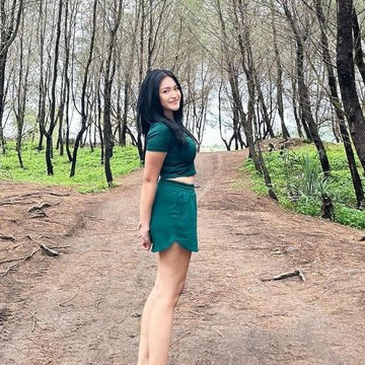 Aura Bunda Idaman! 10 Gaya Liburan Nathalie Holscher Naik VW Bareng Sang Buah Hati