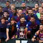 Pemain Barcelona berpose bersama trofi setelah berhasil mengalahkan Sevilla dalam pertandingan Piala Super Spanyol di Tangier, Maroko, (13/8). Barcelona berhasil mengalahkan Sevilla dengan skor 2-1. (AP Photo/Mosa'ab Elshamy)