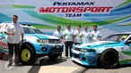 Pereli, Rifat Sungkar berfoto bersama tim Pertamax Motorsport usai peluncuran di Jakarta, Kamis (14/4/2016). Pertamina meluncurkan Pertamax Motorsport Program untuk tiga cabang olahraga otomotif di Indonesia. (Liputan6.com/Helmi Fithriansyah)