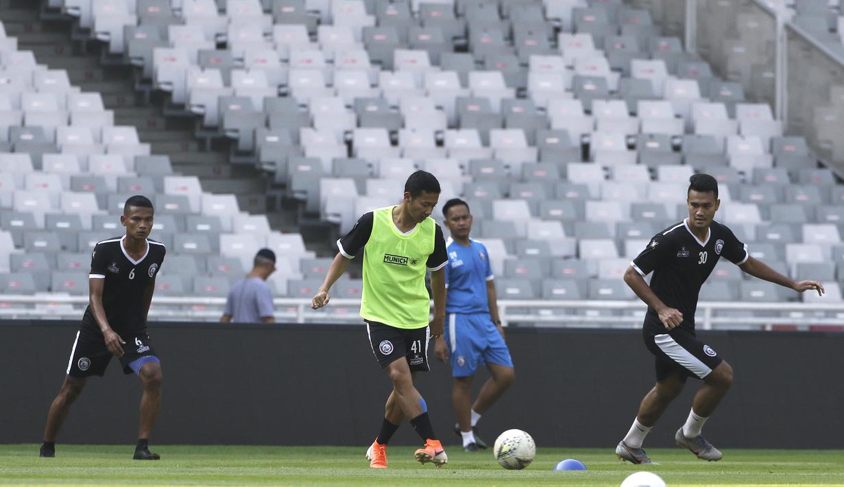 Pemain Arema FC saat mengikuti sesi latihan di SUGBK, Jakarta, Jumat (2/8). Jelang hadapi Persija, skuat Arema jajal lapangan GBK. (Bola.com/YoppyRenato)