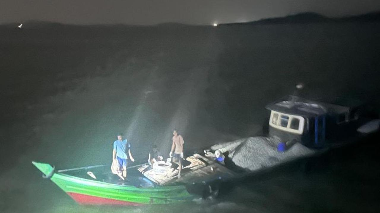 KRI Alamang-644 Gagalkan Pencurian Granit di Selat Gelam, Lima ABK Diamankan