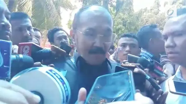 Pengacara Setya Novanto, Fredrich Yunadi mengatakan sempat terjadi cekcok antara dirinya dengan petugas KPK.