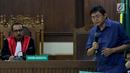 Terdakwa dugaan menghalangi proses penyidikan KPK, Lucas (kanan) saat memberi pertanyaan kepada salah satu saksi ahli pada sidang lanjutan di Pengadilan Tipikor, Jakarta, Kamis (21/2). Sidang mendengar dua saksi ahli. (Liputan6.com/Helmi Fithriansyah)