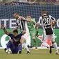 Aksi Luis Suarez (bawah) dihentikan pemain Juventus, Giorgio Chiellini pada laga lanjutan turnamen pramusim, International Champions Cup 2017, di MetLife Stadium, New Jersey, Minggu (23/5/2017). (AP/Julio Cortez)