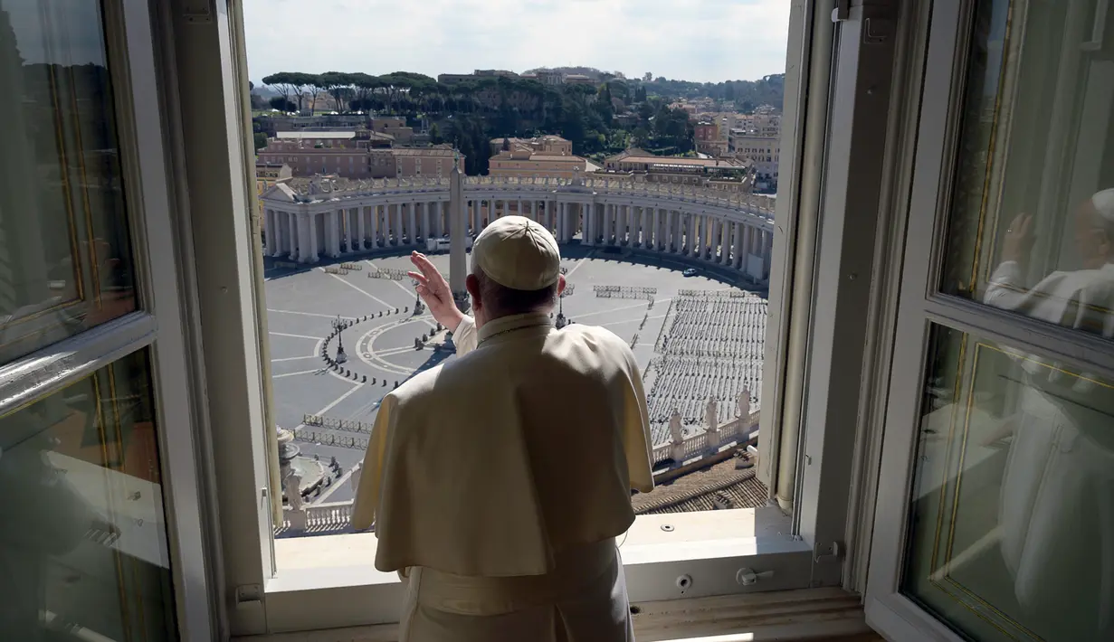 Paus Fransiskus menyampaikan berkatnya dari dalam perpustakaan Apostolic di Vatikan, Minggu (15/3/2020). Paus meninggalkan Vatikan untuk berdoa di Basilica of Santa Maria Maggiore dan St. Marcello al Corso. (Vatican News via AP)