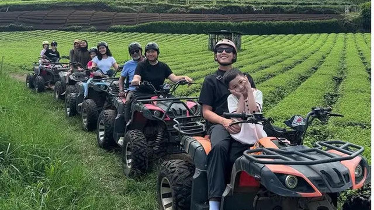 Tak Cuma Wisata Alam, 6 Potret Ussy dan Andhika Ajak Anak-Anak Keling Kota Batu Naik ATV hingga Petik Strawberry
