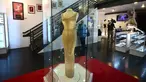 Gaun yang pernah dipakai Marilyn Monroe dipamerkan di Julien’s Auction, di Los Angeles, 17 November 2016. Gaun yang dikenakan Marilyn saat menyanyikan lagu Happy Birthday untuk Presiden AS, John F Kennedy itu terjual Rp64 miliar. (Frederic J. BROWN/AFP)