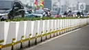 Kendaraan melintas di samping jalur khusus sepeda yang diberikan pembatas jalur permanen di Jalan Sudirman, Jakarta, Kamis (17/6/2021). Kapolri Jenderal Listyo Sigit Prabowo akan membongkar jalur sepeda di Sudirman-Thamrin dan mempelajari jalur sepeda di negara lain. (Liputan6.com/Faizal Fanani)