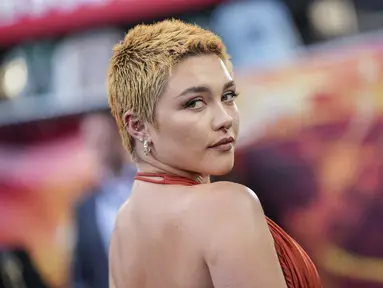 Florence Pugh berpose untuk fotografer setibanya di pemutaran perdana film 'Oppenheimer' di London, Kamis, 13 Juli 2023. (Scott Garfitt/Invision/AP)