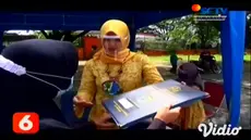 Ada yang unik saat pembagian rapor yang dilakukan SMPN 1 Mojowarno, Jombang, Jawa Timur, pada Selasa siang (22/12). Demi menerapkan protokol kesehatan dan mencegah kerumunan wali murid, sekolah menerapkan sistem lantatur.
