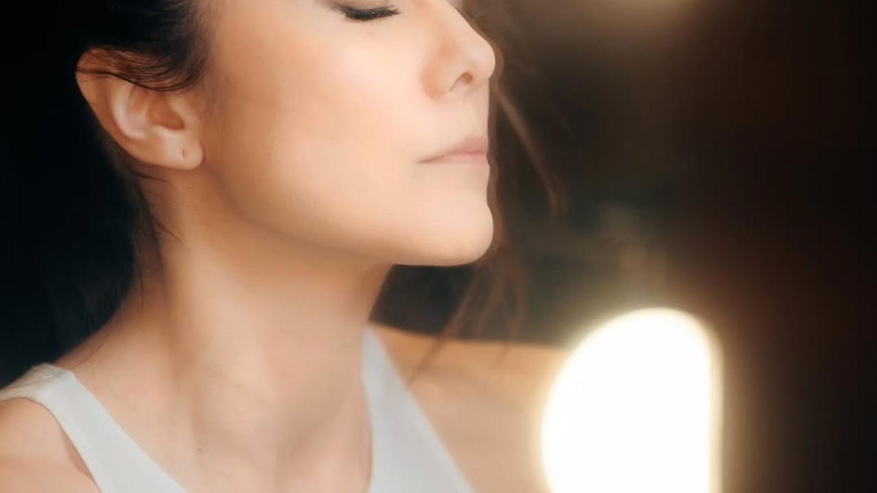 Ulang Tahun ke-44, Ini 6 Potret Cantik Wulan Guritno yang Wajah dan Vibenya Selalu Muda