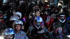 Pemudik bermotor membawa serta anak saat mengantre memasuki kapal feri di Pelabuhan Merak, Banten, Rabu dinihari (15/7/2015). KPAI meminta pemudik yang menggunakan sepeda motor tidak membawa anak karena sangat membahayakan. (Liputan6.com/Johan Tallo)