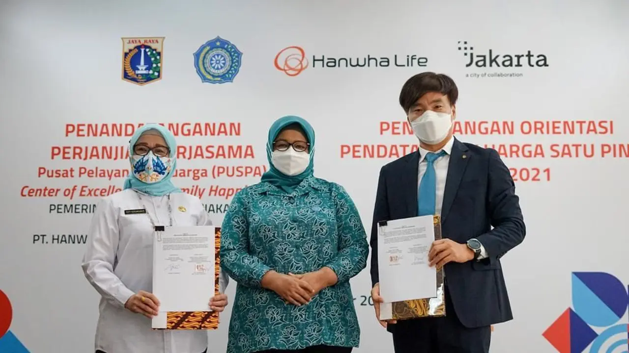 CEO Hanwha Life Insurance Indonesia, David Yeom (kanan) menandatangani MoU CSR PUSPA bersama Kepala Dinas PPAPP DKI Jakarta, Tuty Kusumawati (kiri).