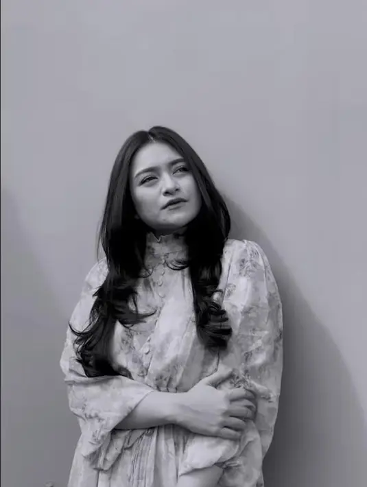 Namun, setela berpisah dari Sule, perempuan 30 tahun itu memutuskan untuk melepas hijabnya.