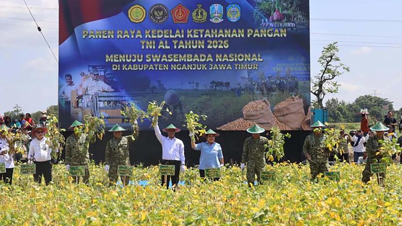 FOTO: Panen Raya Kedelai Digelar di Nganjuk