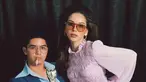 Dalam foto ini, Al Ghazali duduk di kursi dengan mengenakan setelan jas biru tua yang khas, lengkap dengan kemeja berkerah lebar yang terbuka. Dengan tatapan tajam, ia memegang tongkat yang mirip dengan gaya Elvis Presley, menambah kesan berani dan karismatik. Di sampingnya, Alyssa Daguise tampil anggun dalam balutan atasan ungu muda yang bertekstur, mengingatkan kita pada gaya Priscilla yang ikonik. (Liputan6.com/IG/@alyssadaguise)