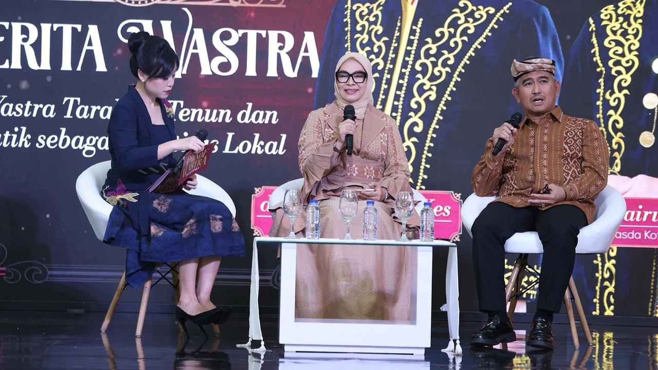 FOTO: Wali Kota Tarakan & Istri Tampil Elegan  dengan Batik Khas Tarakan di Parade Wastra Nusantara 2025