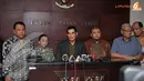 Hamdan Zoelva selaku Wakil Ketua MK (Tengah) bersama Hakim MK lainnya langsung menggelar konferensi pers di lantai 14 gedung MK Jakarta pada Kamis dini hari (03/10/13) (Liputan6.com/Helmi Fithriansyah)