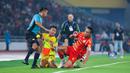 Pemain Persija Jakarta, Rizky Ridho, berebut bola dengan Persebaya Surabaya, Riyan Ardiansyah, pada laga pekan ke-27 BRI Super League di Stadion Utama Gelora Bung Karno, Jakarta, Sabtu (11/4/2026). (Bola.com/Bagaskara Lazuardi)